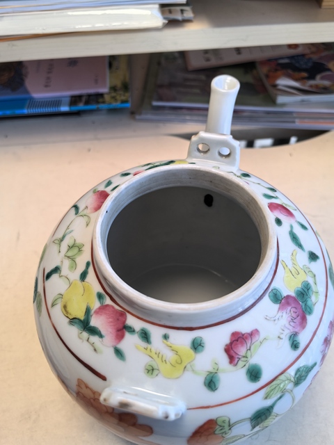 古玩陶瓷花卉紋粉彩提梁壺真品鑒賞圖