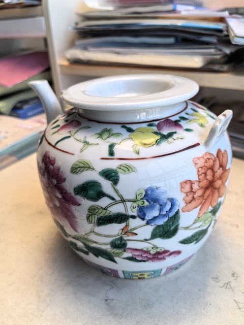 古玩陶瓷花卉紋粉彩提梁壺真品鑒賞圖
