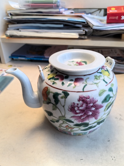 古玩陶瓷花卉紋粉彩提梁壺真品鑒賞圖