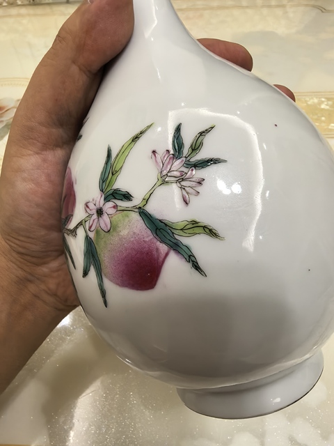 古玩陶瓷民國至解放初期粉彩壽桃紋膽式瓶真品鑒賞圖