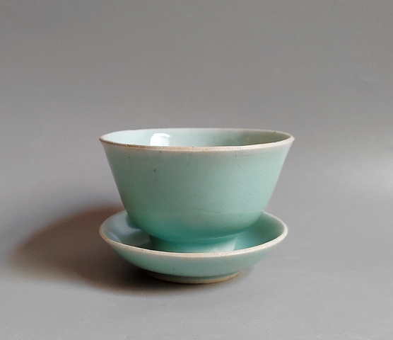 古玩陶瓷清代中期豆青釉壓手杯碟拍賣,當前價格76元
