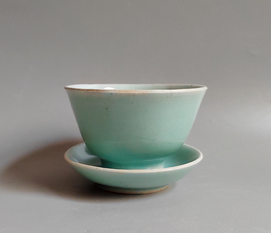 古玩陶瓷清代中期豆青釉壓手杯碟拍賣,當前價格76元