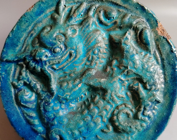 古玩陶瓷明代高浮雕孔雀藍釉圓形四爪龍紋瓦當拍賣,當前價格38元