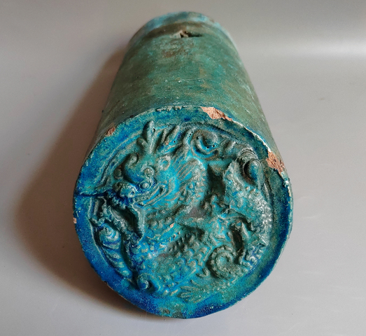 古玩陶瓷明代高浮雕孔雀藍釉圓形四爪龍紋瓦當拍賣,當前價格38元