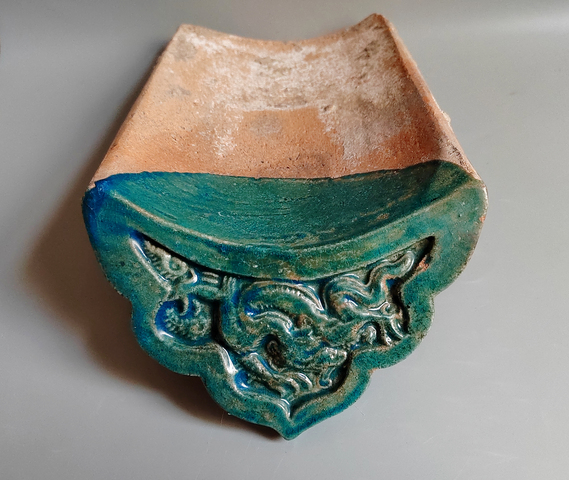 古玩陶瓷精美明代高浮雕孔雀藍(lán)釉四爪龍紋瓦當(dāng)拍賣，當(dāng)前價格0元