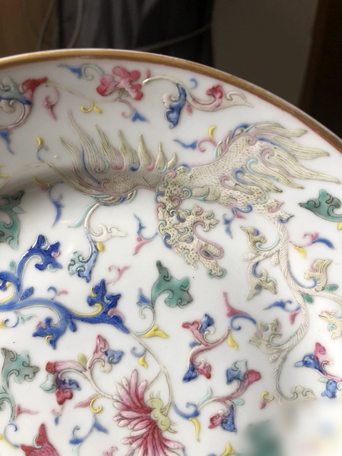 古玩陶瓷粉彩夔鳳紋折沿盤真品鑒賞圖
