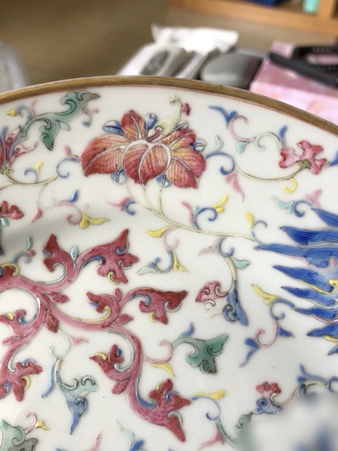 古玩陶瓷粉彩夔鳳紋折沿盤真品鑒賞圖