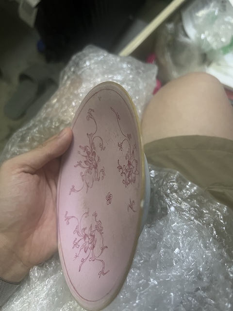 古玩陶瓷宮粉地胭脂紅花卉紋盤真品鑒賞圖