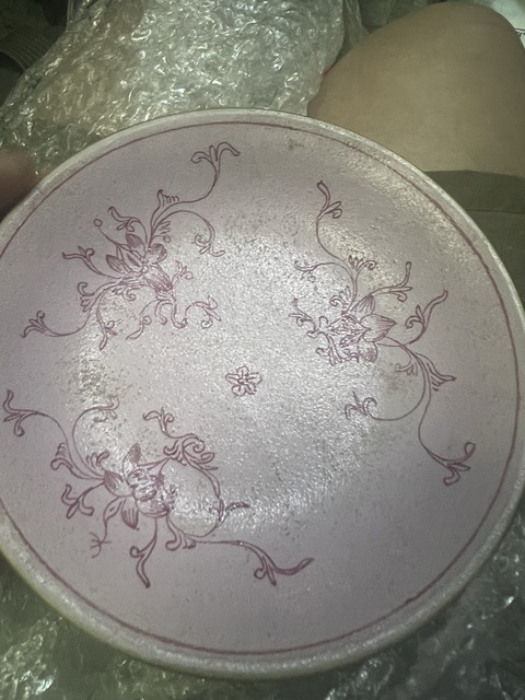 古玩陶瓷宮粉地胭脂紅花卉紋盤真品鑒賞圖