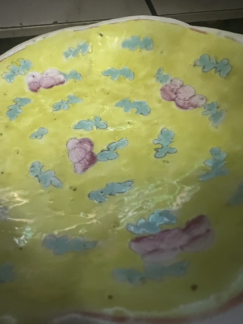 古玩陶瓷黃地粉彩花卉紋貢碗真品鑒賞圖
