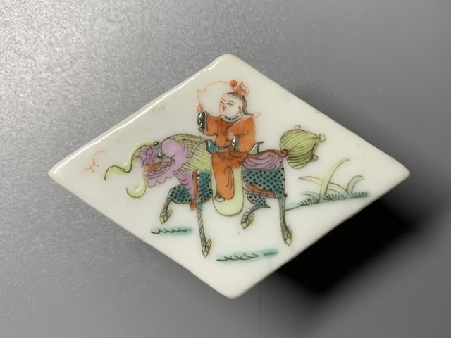 古玩陶瓷麒麟送子菱型粉盒真品鑒賞圖