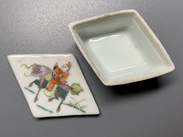 古玩陶瓷麒麟送子菱型粉盒真品鑒賞圖