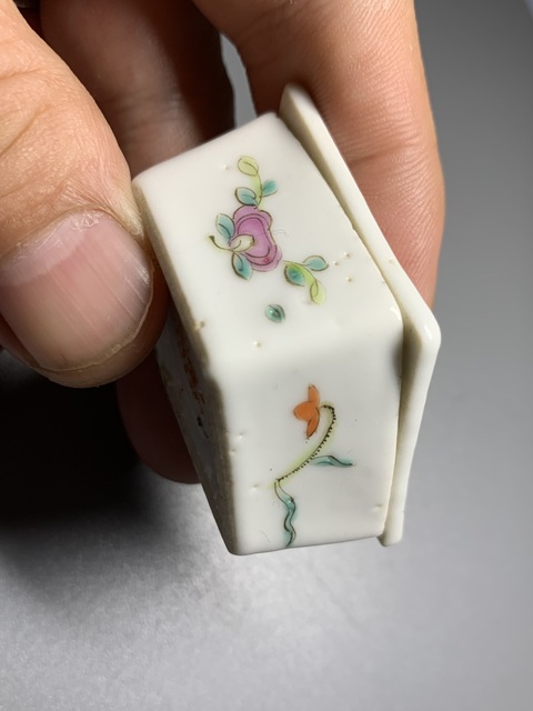 古玩陶瓷麒麟送子菱型粉盒真品鑒賞圖
