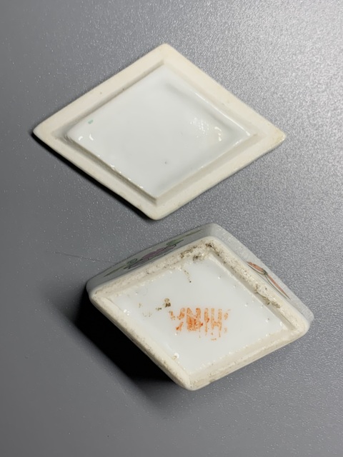 古玩陶瓷麒麟送子菱型粉盒真品鑒賞圖