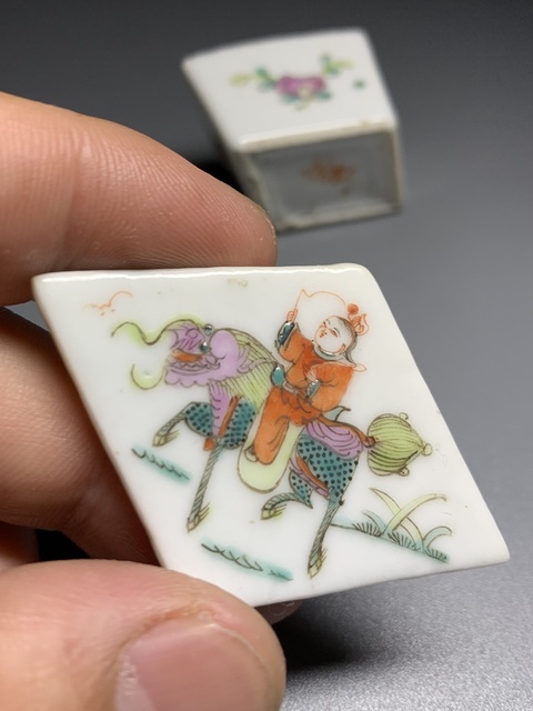 古玩陶瓷麒麟送子菱型粉盒真品鑒賞圖