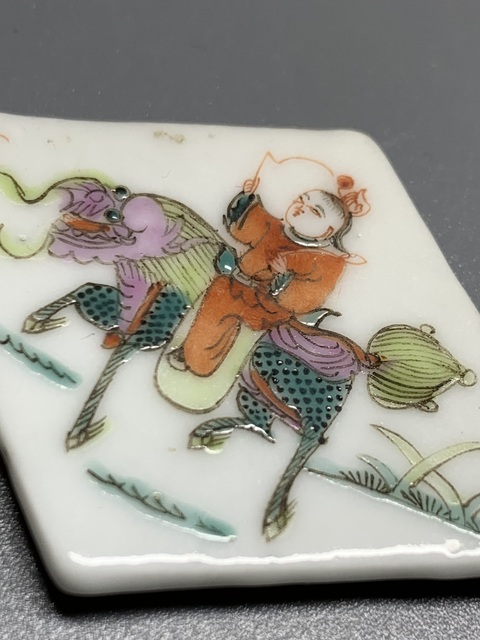 古玩陶瓷麒麟送子菱型粉盒真品鑒賞圖