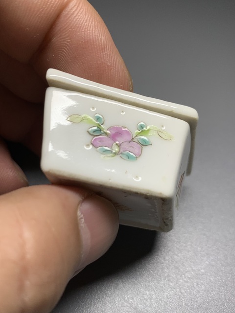古玩陶瓷麒麟送子菱型粉盒真品鑒賞圖
