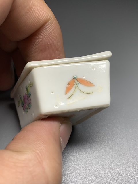 古玩陶瓷麒麟送子菱型粉盒真品鑒賞圖
