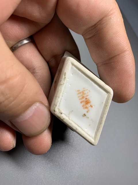 古玩陶瓷麒麟送子菱型粉盒真品鑒賞圖