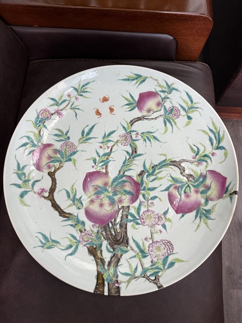 古玩陶瓷桃蝠紋粉彩盤真品鑒賞圖