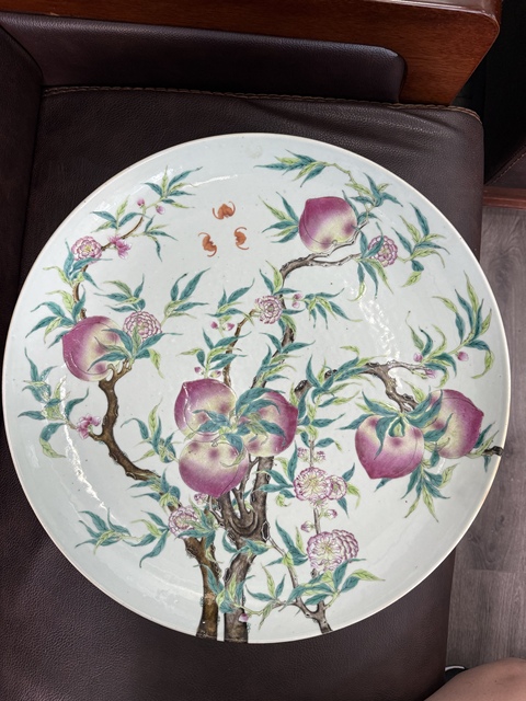 古玩陶瓷桃蝠紋粉彩盤真品鑒賞圖