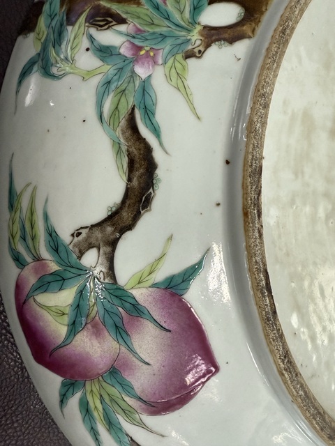 古玩陶瓷桃蝠紋粉彩盤真品鑒賞圖