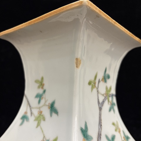 古玩陶瓷粉彩方瓶真品鑒賞圖