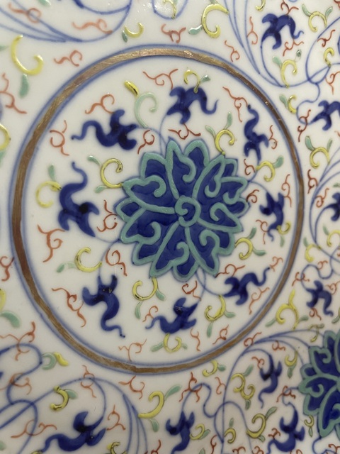古玩陶瓷青花加彩花卉紋盤真品鑒賞圖