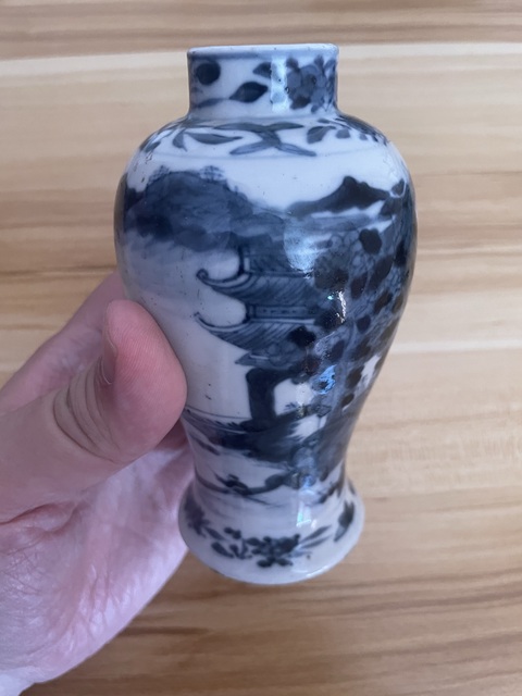 古玩陶瓷樓臺亭閣山水紋青花瓶真品鑒賞圖