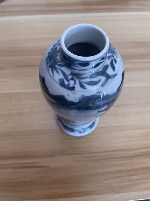古玩陶瓷樓臺亭閣山水紋青花瓶真品鑒賞圖