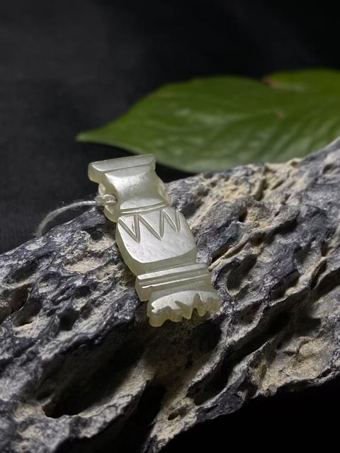 古玩玉器清代和田玉雕“寶瓶玉飾”拍賣,當(dāng)前價格1100元