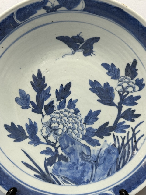 古玩陶瓷花蝶紋青花盤真品鑒賞圖