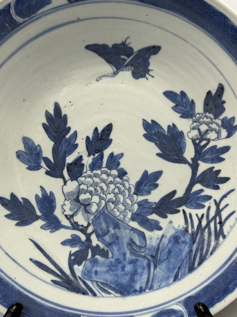 古玩陶瓷花蝶紋青花盤真品鑒賞圖
