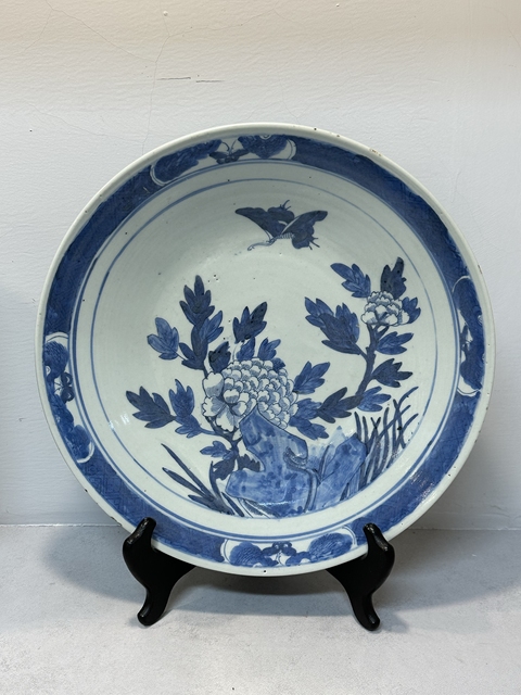 古玩陶瓷花蝶紋青花盤真品鑒賞圖