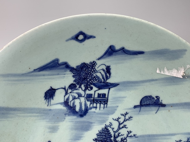 古玩陶瓷清中期·豆青釉青花山水人物紋大盤拍賣,當(dāng)前價(jià)格101元