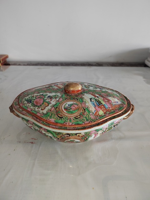 古玩陶瓷人物花鳥蝶紋廣彩神龕恭盒真品鑒賞圖