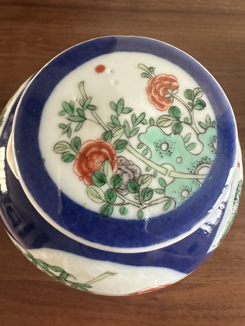 古玩陶瓷灑藍釉開窗山水花卉紋蓋罐真品鑒賞圖
