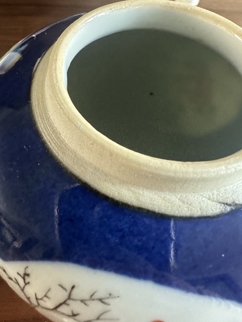 古玩陶瓷灑藍釉開窗山水花卉紋蓋罐真品鑒賞圖