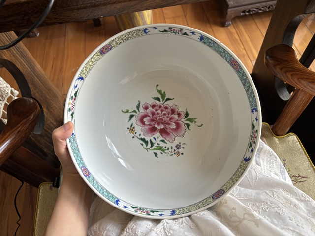 古玩陶瓷粉彩洞石花卉紋墩式碗真品鑒賞圖