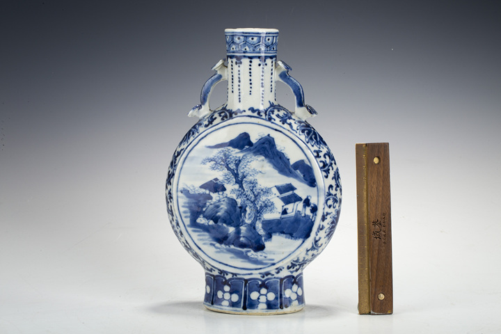 古玩陶瓷清晚·青花山水人物紋如意耳抱月瓶真品鑒賞圖