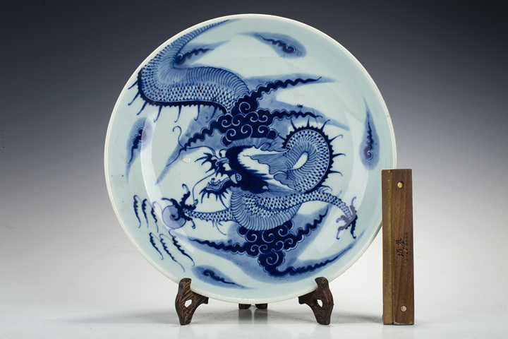 古玩陶瓷清雍正·青花過墻龍紋盤真品鑒賞圖