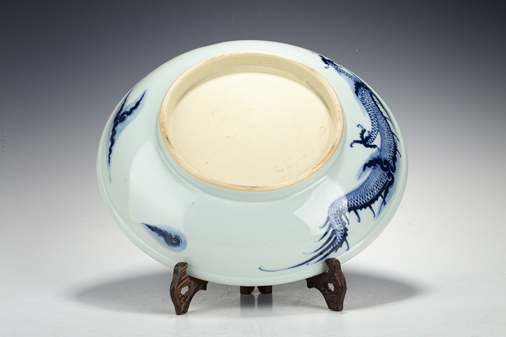 古玩陶瓷清雍正·青花過墻龍紋盤真品鑒賞圖
