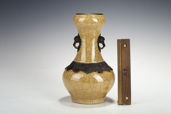 古玩陶瓷清中·黃哥釉鐵骨泥獅耳洗口瓶真品鑒賞圖
