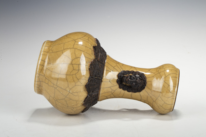 古玩陶瓷清中·黃哥釉鐵骨泥獅耳洗口瓶真品鑒賞圖