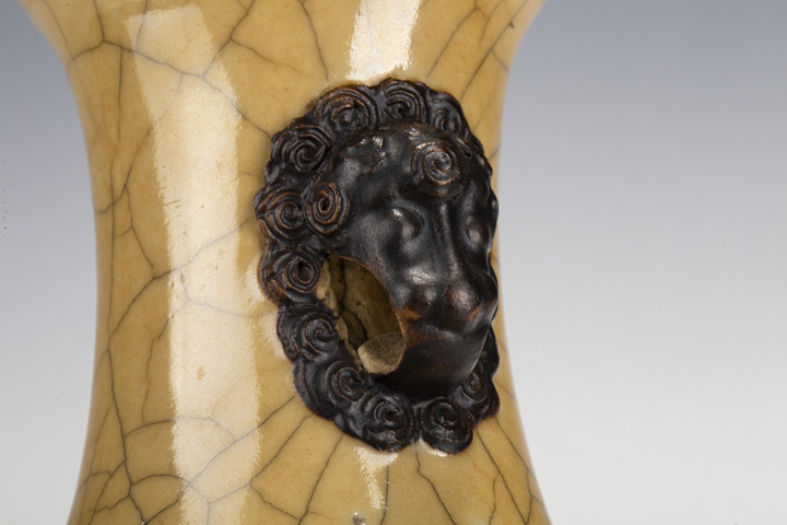 古玩陶瓷清中·黃哥釉鐵骨泥獅耳洗口瓶真品鑒賞圖