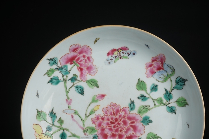 古玩陶瓷清雍正·粉彩洞石花蝶紋盤真品鑒賞圖