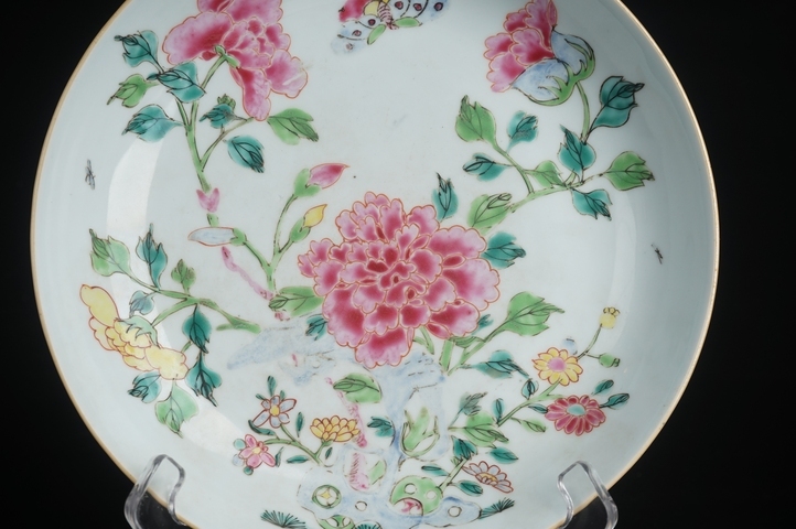 古玩陶瓷清雍正·粉彩洞石花蝶紋盤真品鑒賞圖