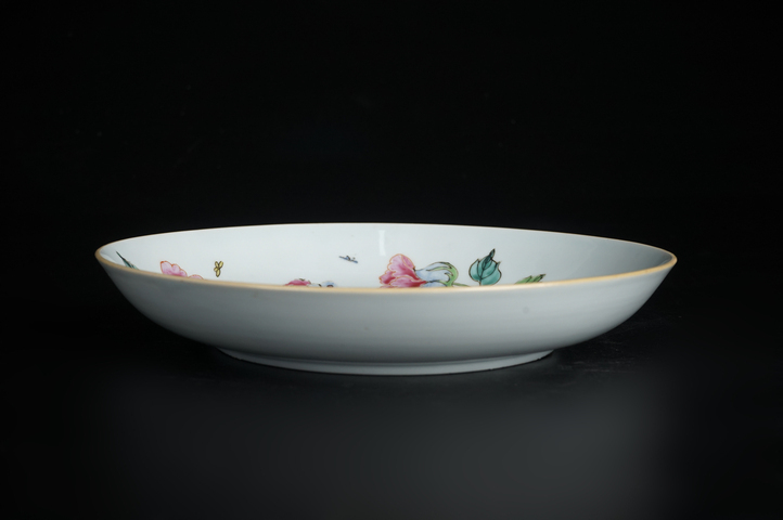 古玩陶瓷清雍正·粉彩洞石花蝶紋盤真品鑒賞圖