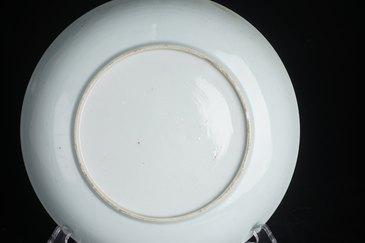 古玩陶瓷清雍正·粉彩洞石花蝶紋盤真品鑒賞圖