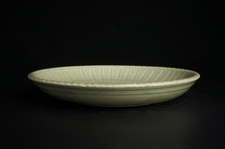 古玩陶瓷明中期·龍泉暗刻花卉紋大盤真品鑒賞圖